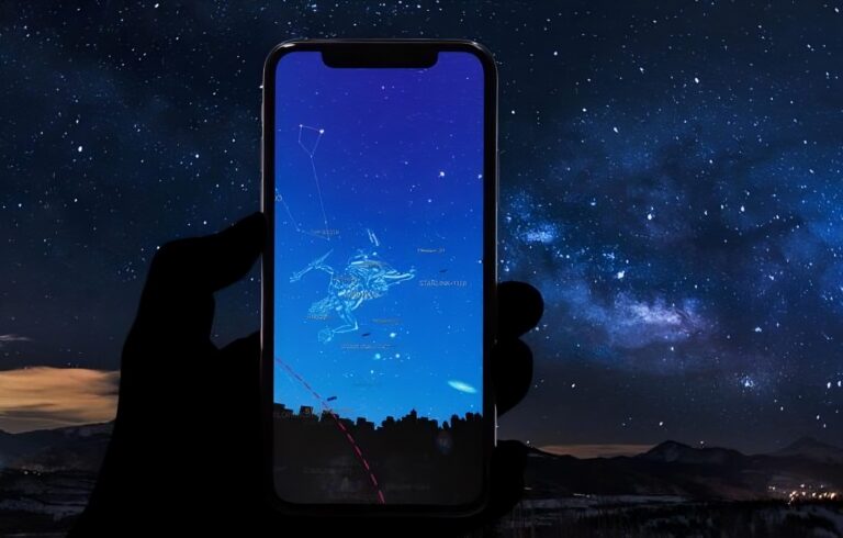Stargazing App, cellphone in the hand, night skye in the background.
