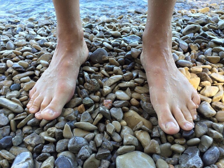 feet, barefoot, beach-1538046.jpg
